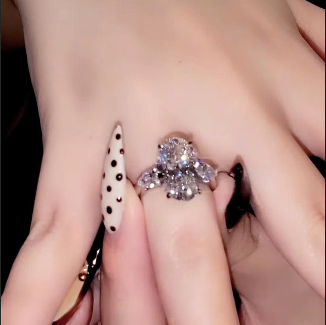 Elegant Italian Silver Ring with Oval-Cut Gemstone